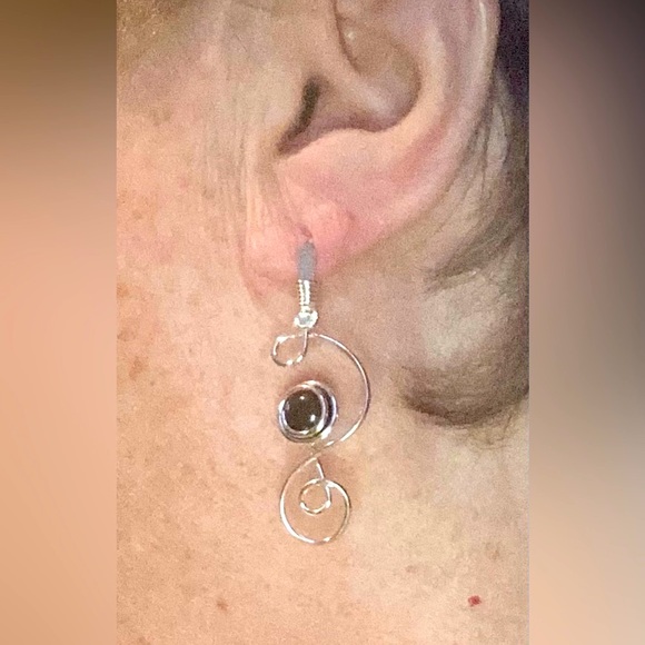 Sterling silver wire and black crystal stone Earrings - Picture 5 of 5